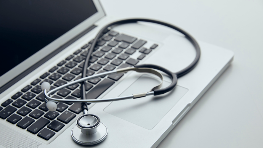 Vårdpersonal delar och hanterar patientinformation i ett digitalt vårdsystem.