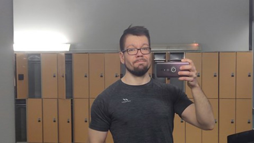 Ilari Harteela seisoo pukuhuoneessa ja ottaa itsestään selfien peilin edessä.